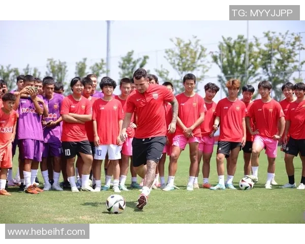 球星集锦足球赛场风云人物精彩瞬间回顾与传奇表现分析